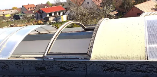 Előtte – elöregedett polikarbonát bevilágítók állapota, Kunszentmiklós